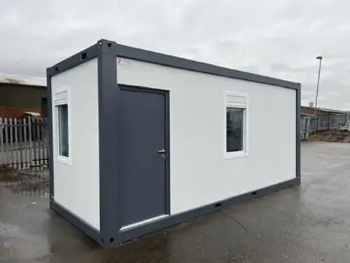 Oficina estándar con baño y dos ventanas