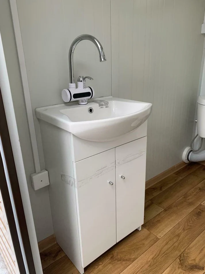 Contenedor sanitario doble con depósito de residuos blanco 3x2 metros – Image 4