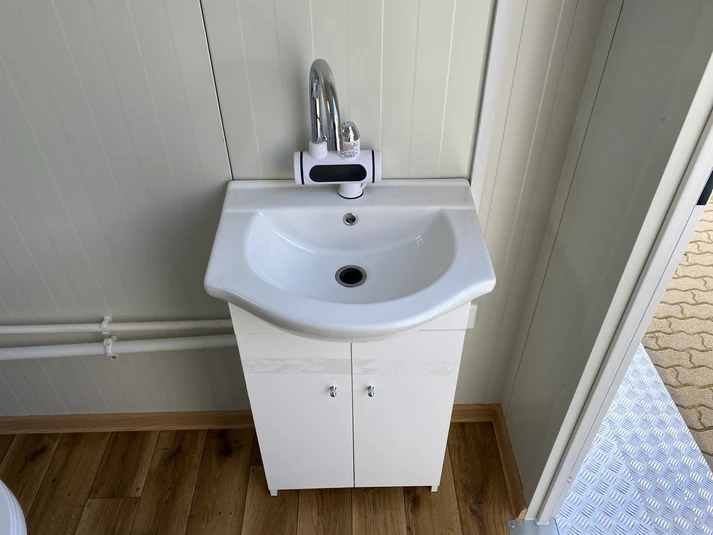 Contenedor sanitario doble con depósito de residuos blanco 3x2 metros – Image 5