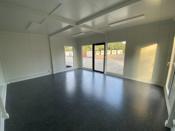 Contenedor de oficina tipo "London" 6,00 x 4,70 m – Image 2