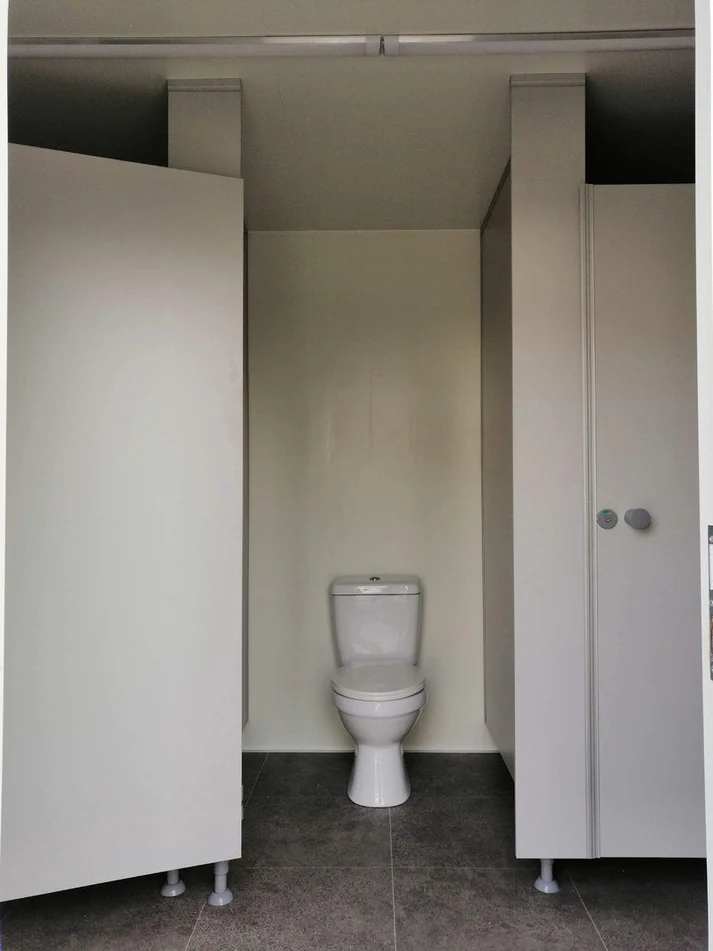 Remolque WC con doble WC 6x2,40 metros. – Image 7