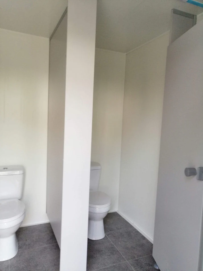 Remolque WC con doble WC 6x2,40 metros. – Image 3