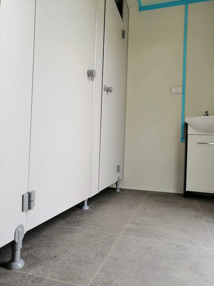 Remolque WC con doble WC 6x2,40 metros. – Image 8