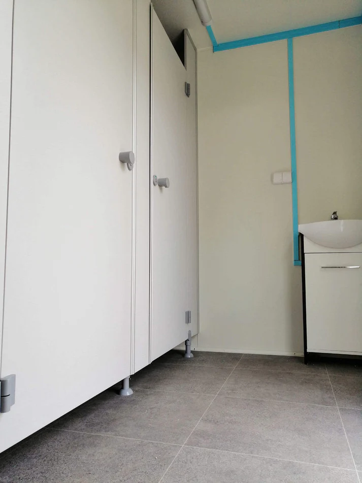 Remolque WC con doble WC 6x2,40 metros. – Image 11