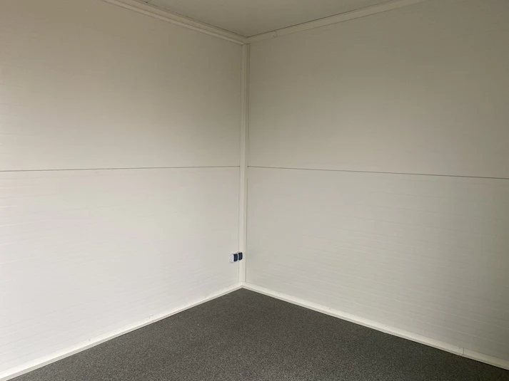 contenedor de oficina 6x2,83 metros con 2 ventanas – Image 3