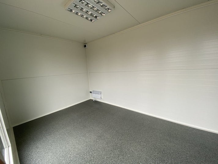 contenedor de oficina 6x2,83 metros con 2 ventanas – Image 5