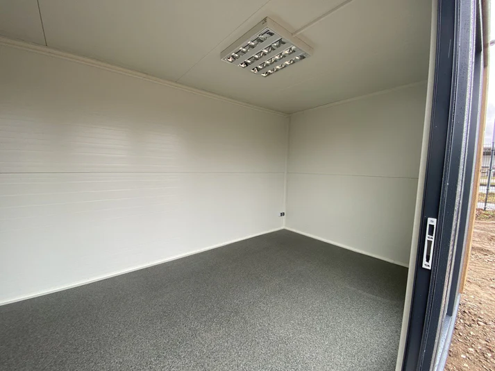 contenedor de oficina 6x2,83 metros con 2 ventanas – Image 6